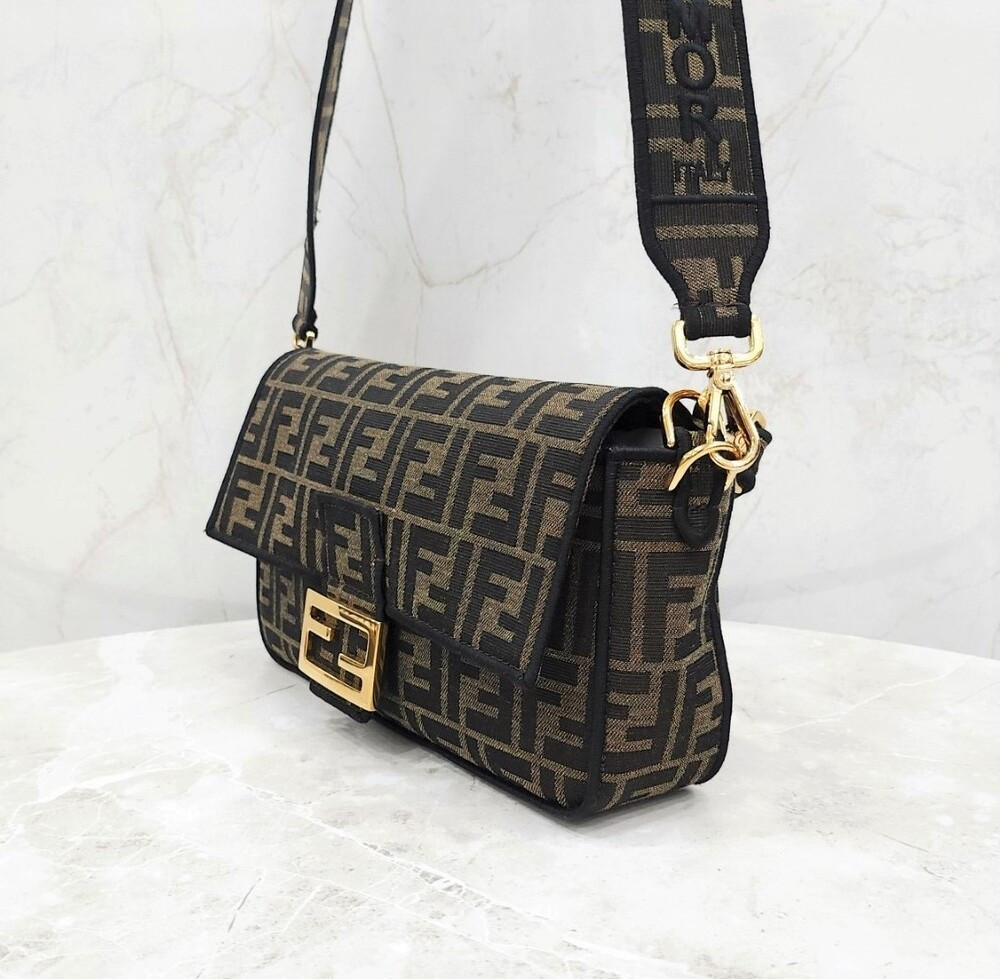 [럭스유] 펜디 FF 자카드 패브릭 바게트백