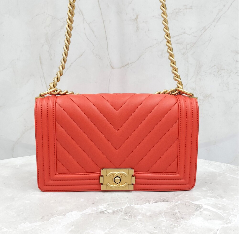 [럭스유] 샤넬 쉐브론 보이 플랩백 미디움 금장 27번대