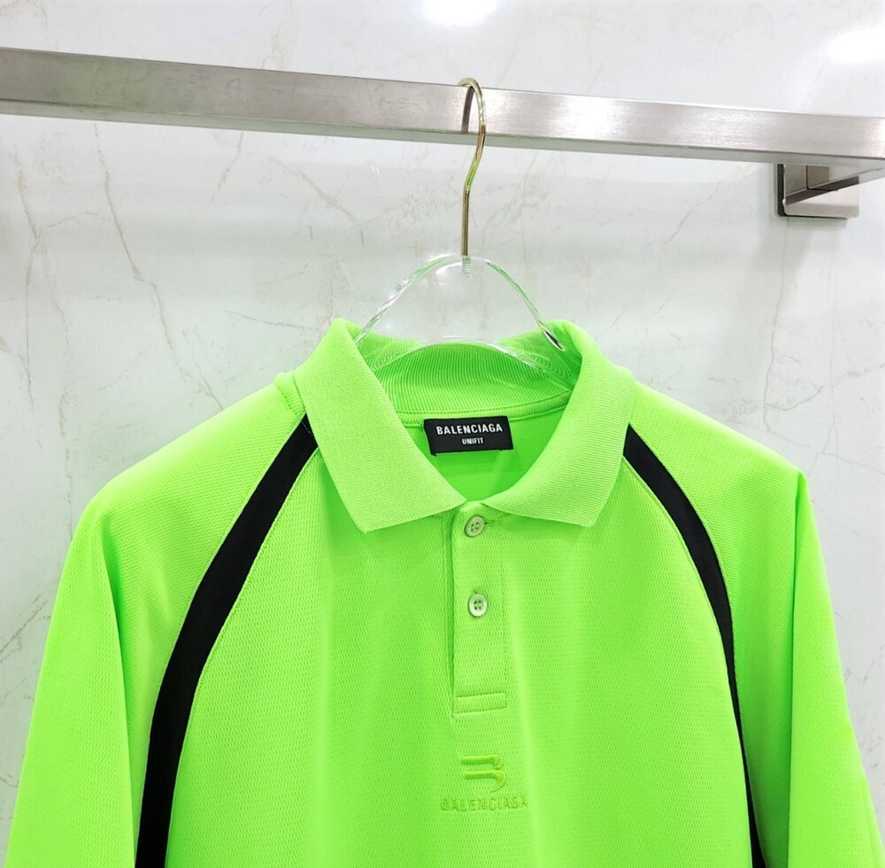 [럭스유] S / 발렌시아가 그린 로고 레이어드 오버 카라티