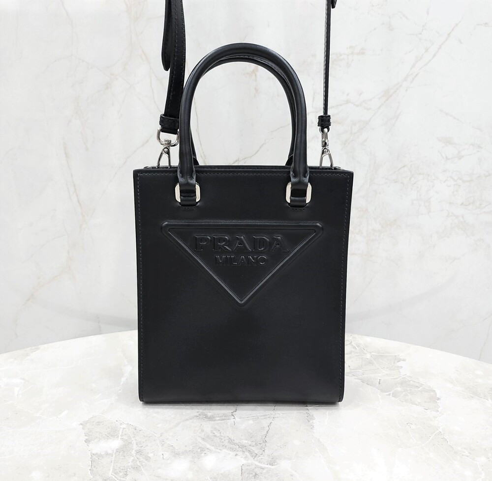 [럭스유] 프라다 엠보싱 로고 트라이앵글 미니 크로스백