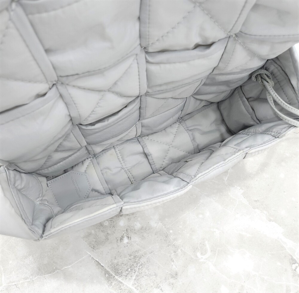 [럭스유] 보테가베네타 그레이 패디드 테크 카세트 크로스백 628951