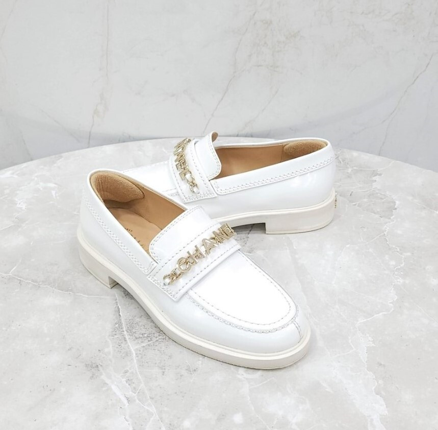 [럭스유] (새상품) 35.5 / 샤넬 페이던트 에나멜 화이트 체인 로퍼 G37430