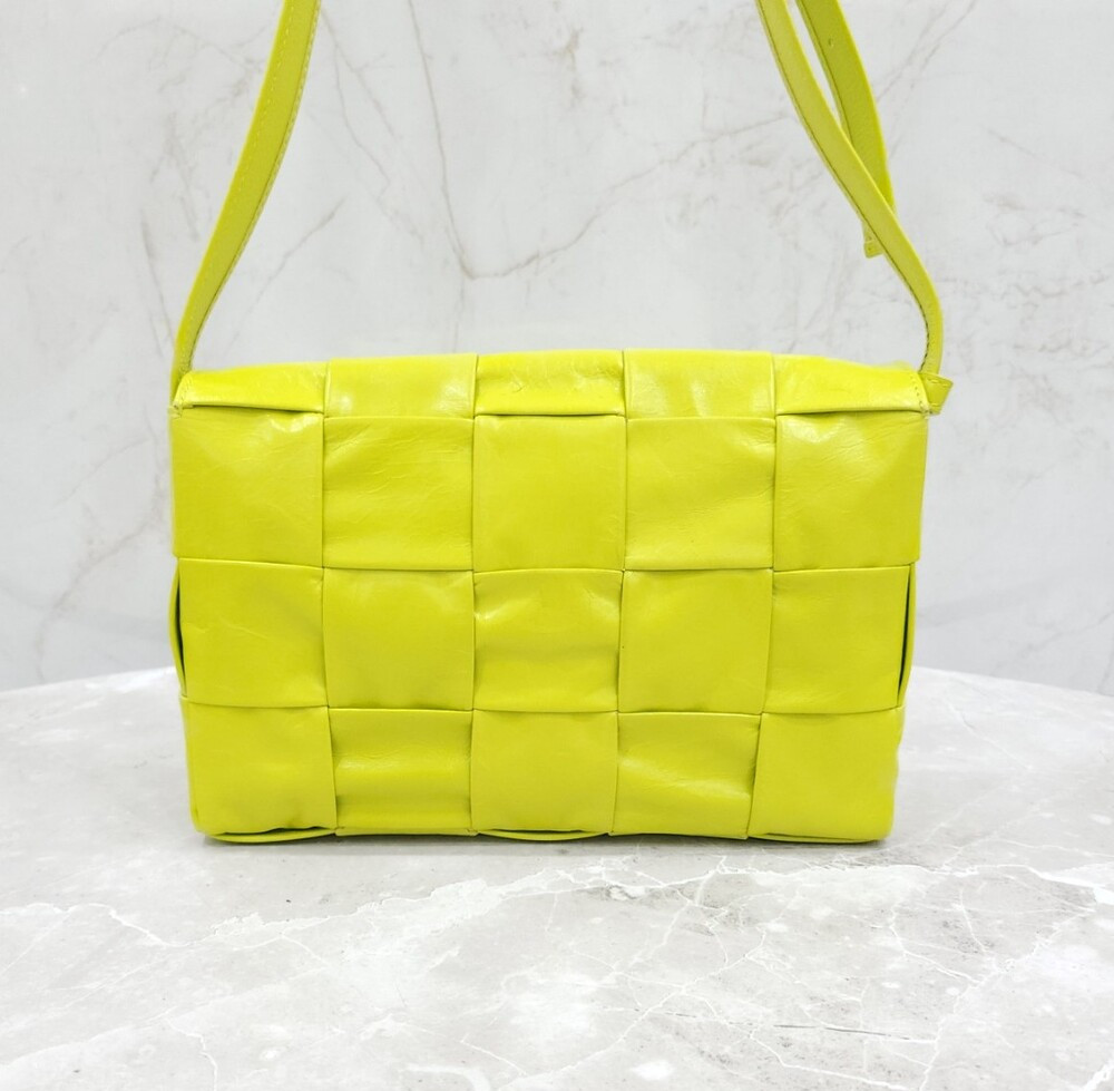 [럭스유] 보테가베네타 네온 카세트 크로스바디 백