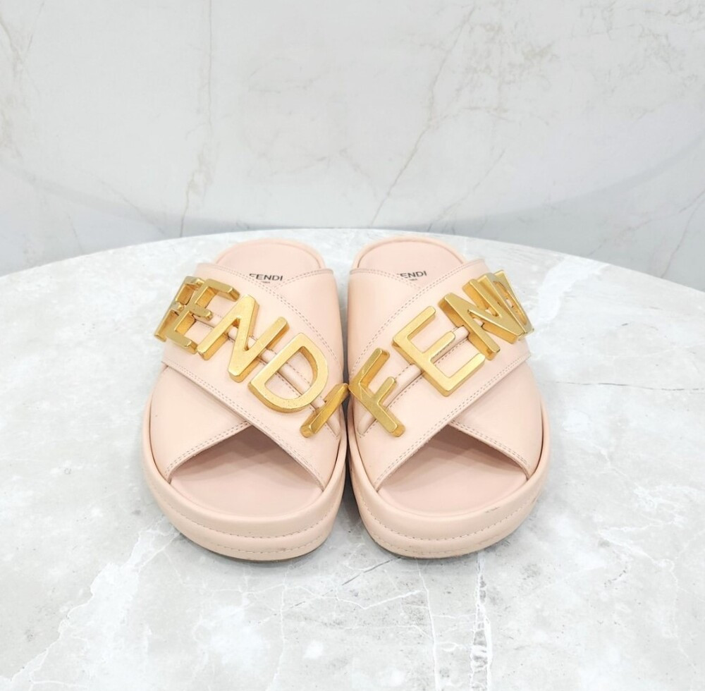 [럭스유] 37 / 펜디 그라피 메탈로고 슬라이드 샌들 8X8289