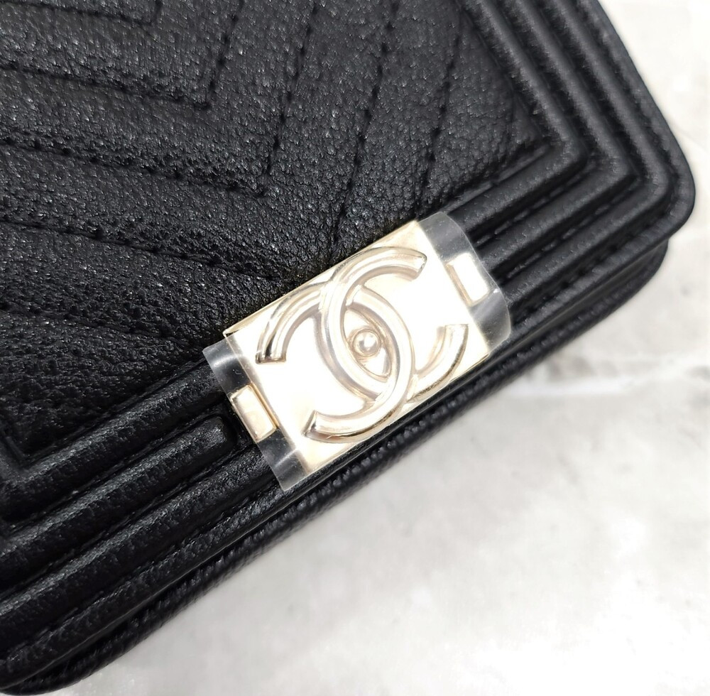 [럭스유] (새상품) 샤넬 보이 미니 벨트백 카프스킨 쉐브론 블랙 AP2709