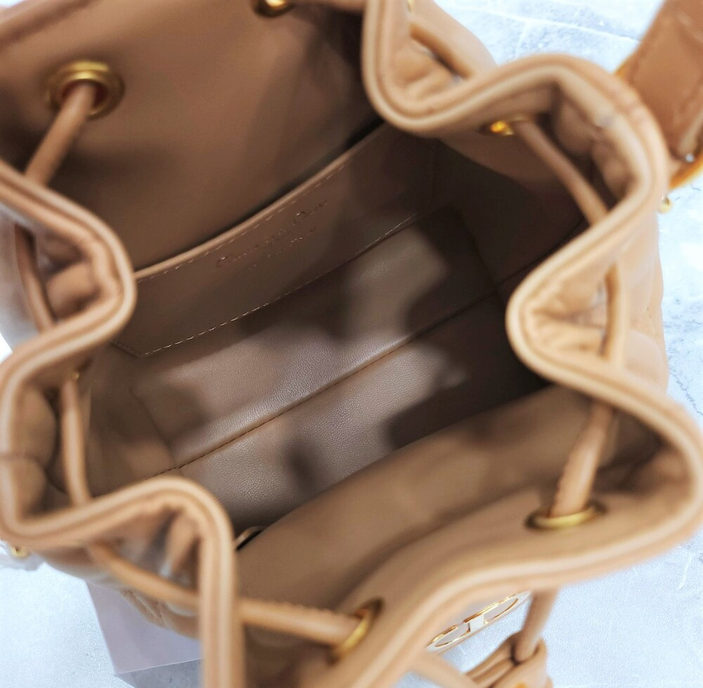 [럭스유] (새상품) 디올 카로 나노 버킷백 라이트골드 매크로 까나쥬 S5250UNOZ