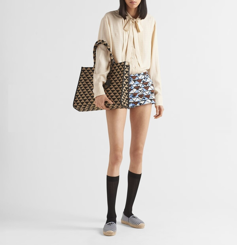 [럭스유] (새상품) 프라다 심볼 자카드 패브릭 삼각로고 토트백 라지 1BA356