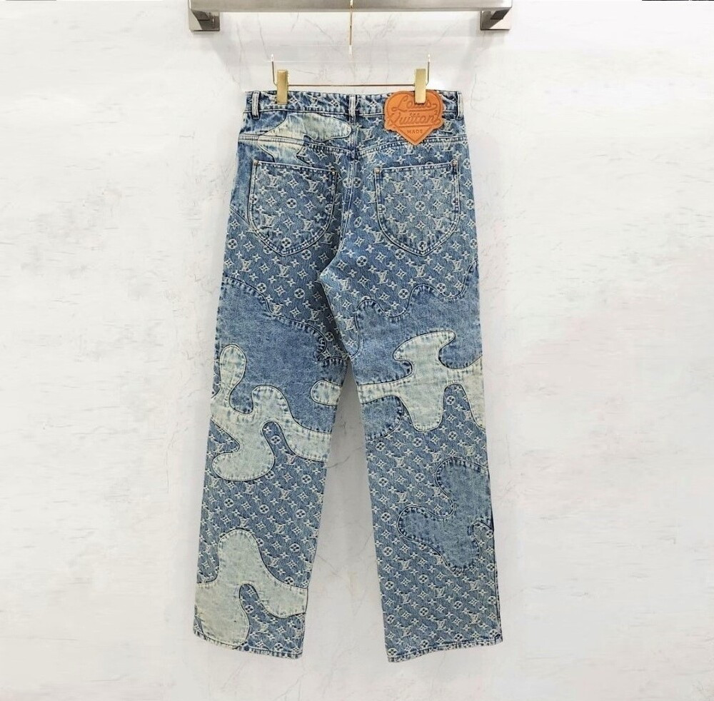 [럭스유] 30 / 루이비통 X 니고 모노그램 패치워크 데님 팬츠 1A9GGL