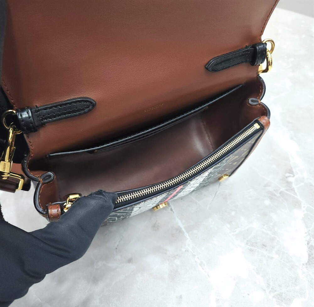 [럭스유] 버버리 TB 모노그램 스트라이프 크로스백 8033386