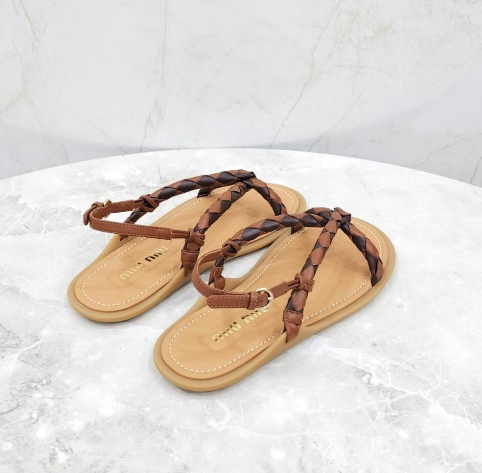 [럭스유] (새상품) 35 / 미우미우 브레이디드 레더 스트랩 샌들 꼬냑 5X409E