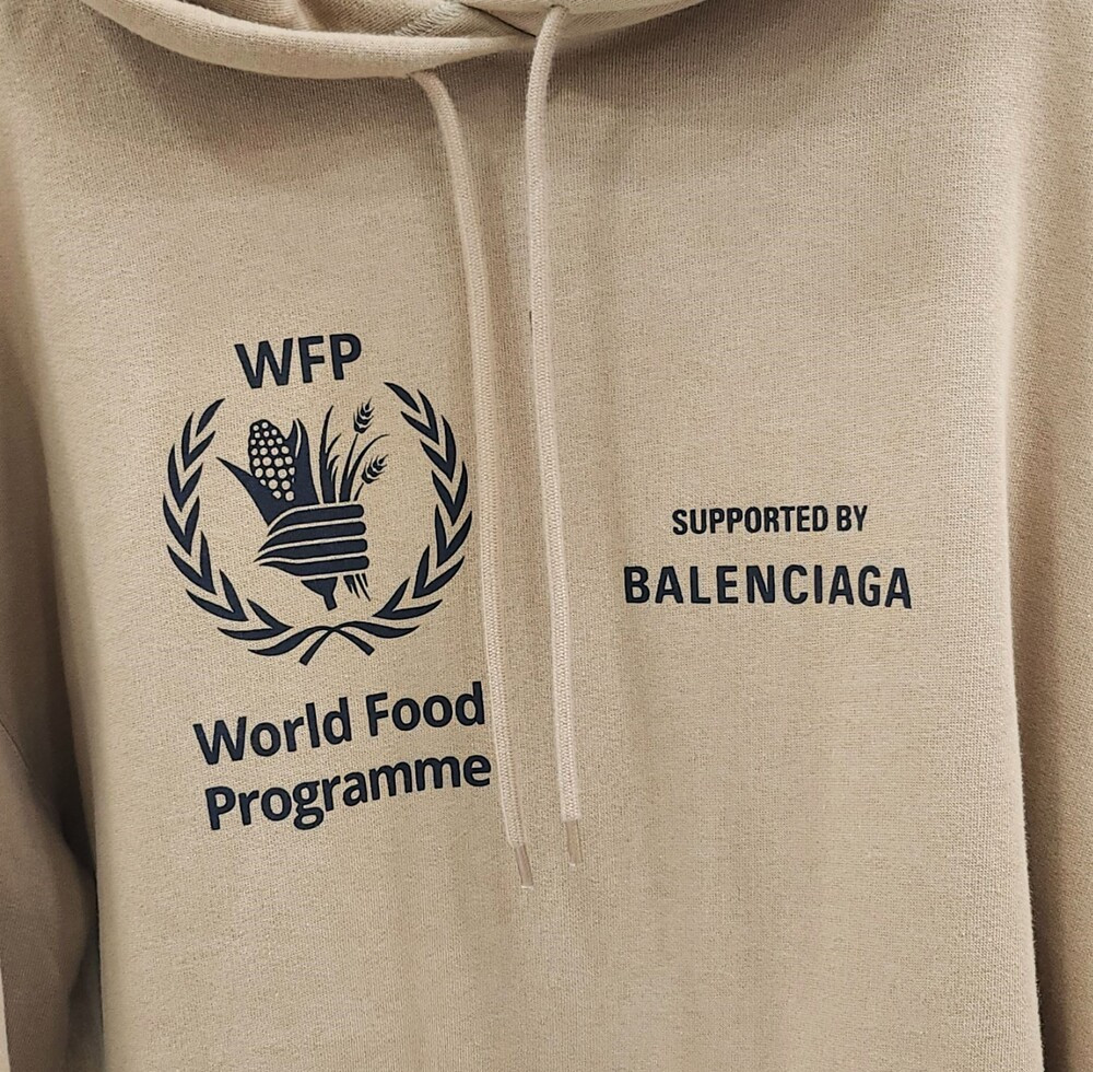 [럭스유] (새상품) S / 발렌시아가 WFP 로고 프린트 오버 후드 570792