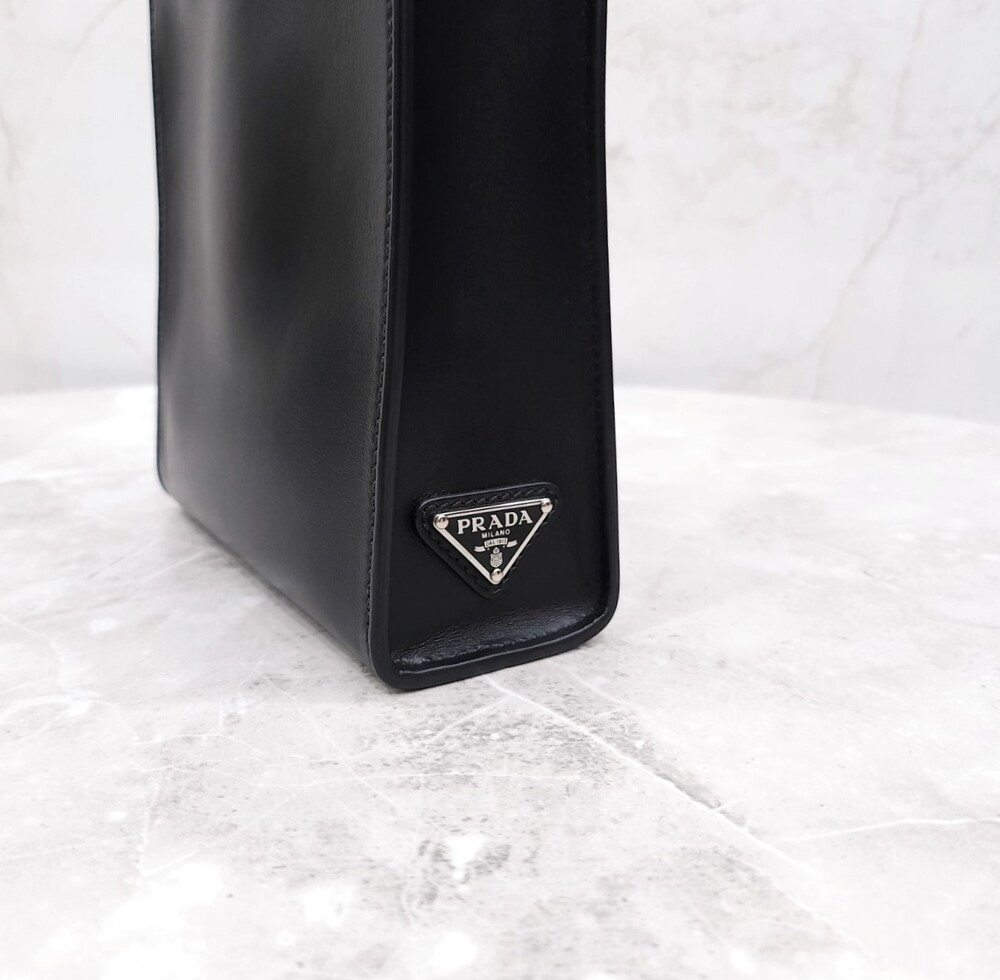 [럭스유] 프라다 엠보싱 삼각로고 레더 토트백