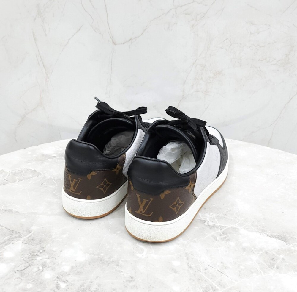 [럭스유] 9 / 루이비통 모노그램 리볼리 스니커즈 1A8WG8