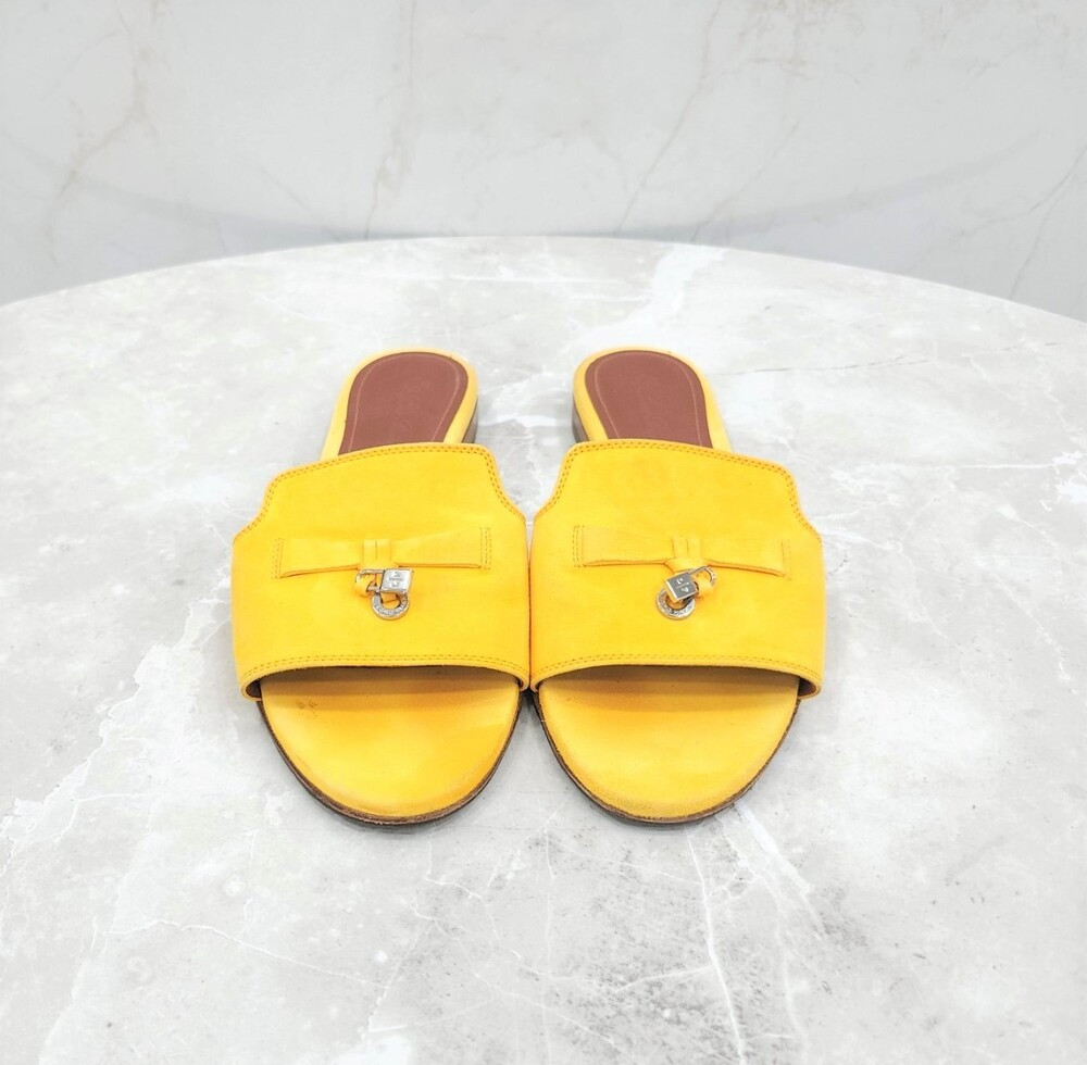[럭스유] 36.5 / 로로피아나 옐로우 참스 썸머워크 스웨이드 뮬 슬리퍼