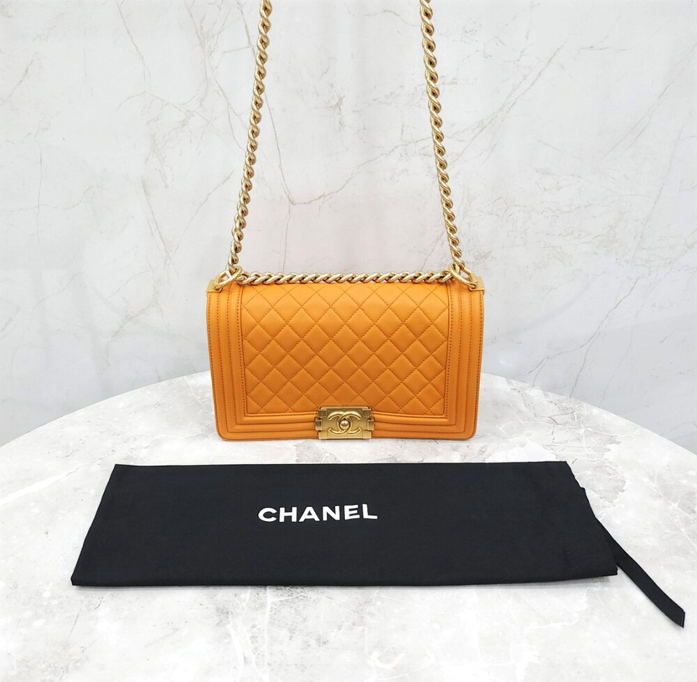 [럭스유] 샤넬 보이백 플랩백 미듐 램스킨 금장 23번대 A67086