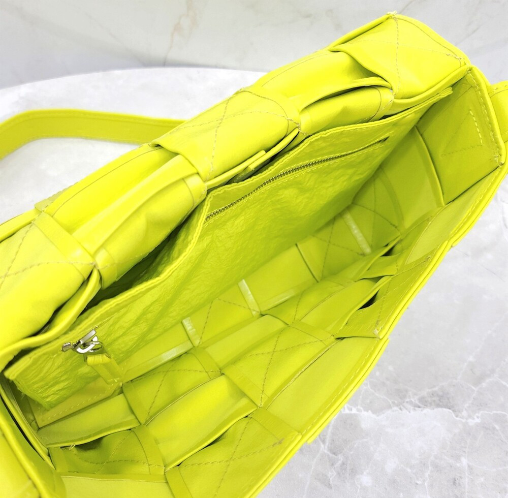 [럭스유] 보테가베네타 네온 카세트 크로스바디 백