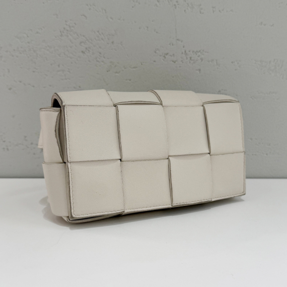 보테가베네타 미니 레더 카세트백 화이트 651053