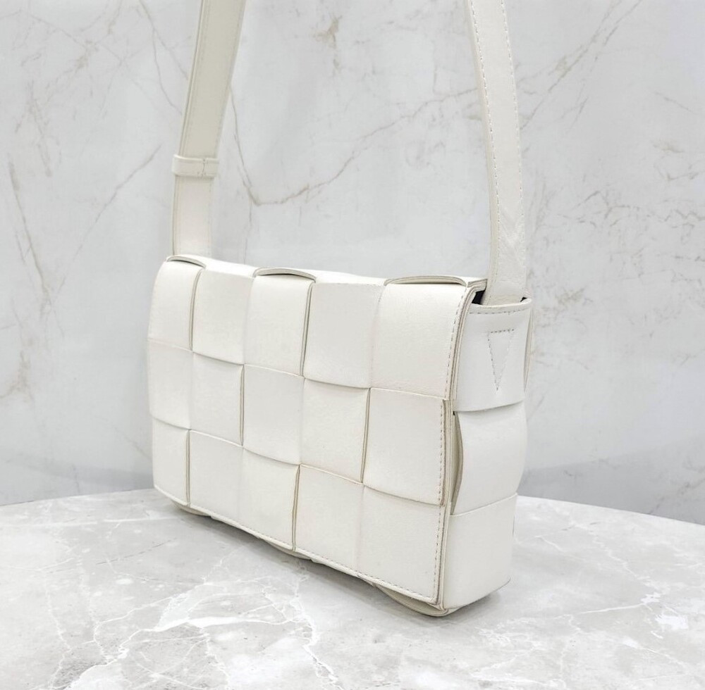 [럭스유] 보테가베네타 화이트 카세트 인트레치아토 크로스바디 백