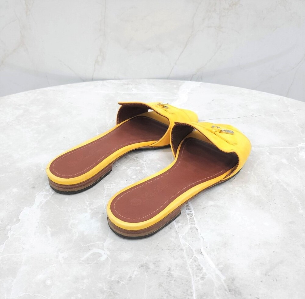 [럭스유] 36.5 / 로로피아나 옐로우 참스 썸머워크 스웨이드 뮬 슬리퍼