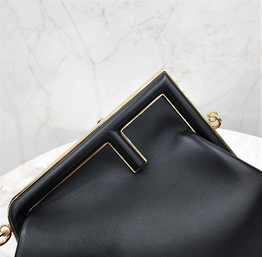 [럭스유] (새상품) 펜디 퍼스트 미디움 나파 블랙 숄더백 8BF127