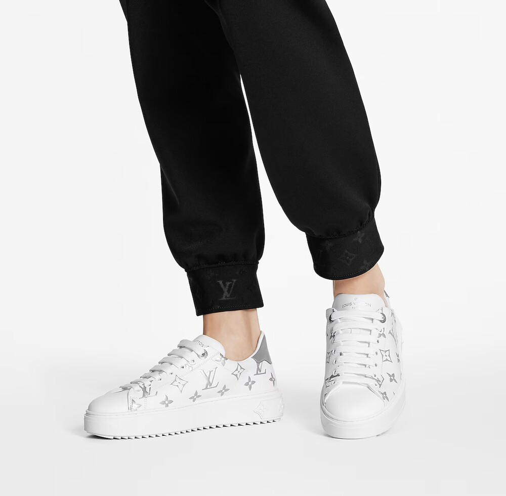 [럭스유] 35.5 / 루이비통 LV 실버 모노그램 타임아웃 스니커즈 1A8TAM