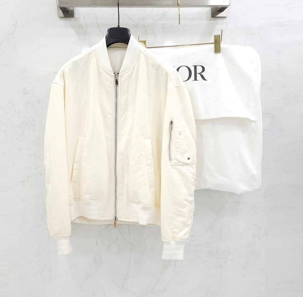 [럭스유] 50 / 디올 X 캑터스 잭 자수 로고 봄버 자켓