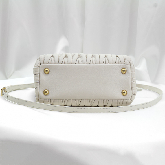 MiuMiu(미우미우) 5BA259 화이트 나파 마테라세 금장 아르카디 스몰 토트 2WAY