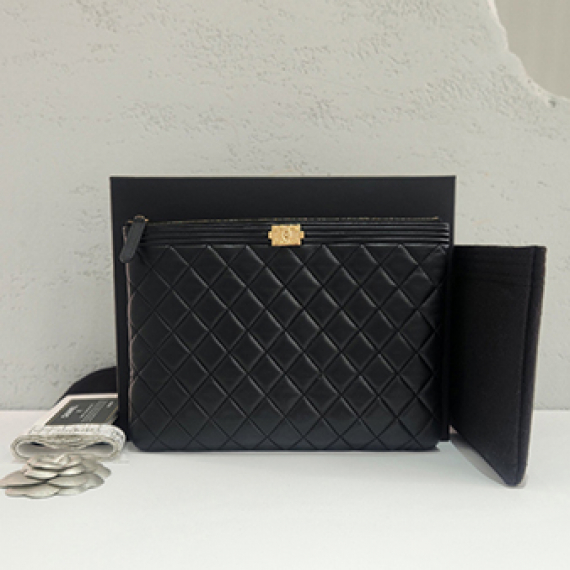 샤넬 램스킨 금장 보이 클러치 미듐 21번대 A84406