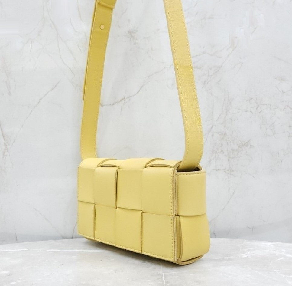 [럭스유] 보테가베네타 인트레치아토 카세트 벨트백 668572