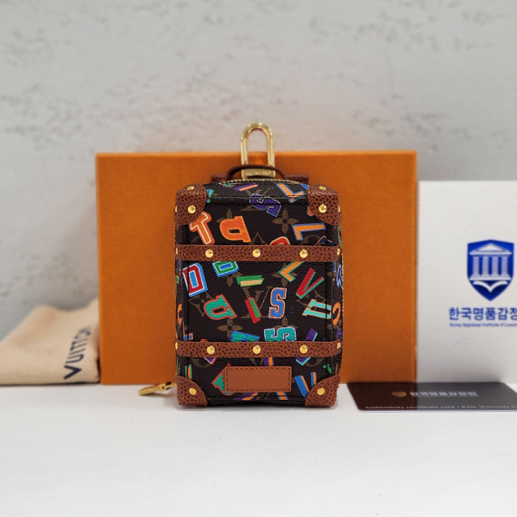 루이비통 x NBA 모노그램 레터스 소프트 트렁크 백팩 백참 키홀더 MP3017