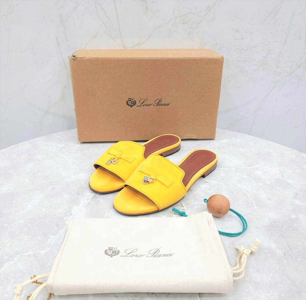 [럭스유] 36.5 / 로로피아나 옐로우 참스 썸머워크 스웨이드 뮬 슬리퍼