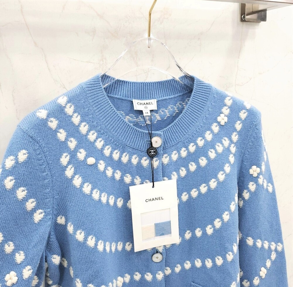 [럭스유] (새상품) 38 / 샤넬 25SS CC로고 도트 캐시미어 가디건 라이트블루 P79270