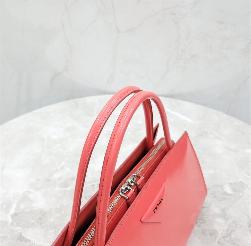 [럭스유] 프라다 핑크 삼각로고 브러쉬 레더 토트백