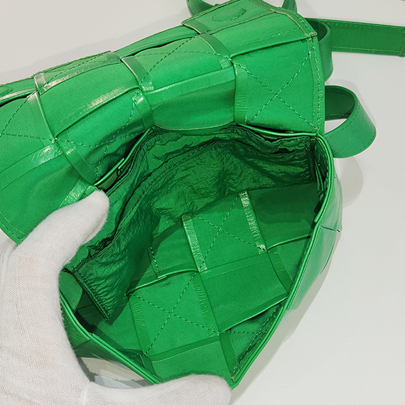 보테가베네타 카세트 레더 패러킷 크로스백 651053