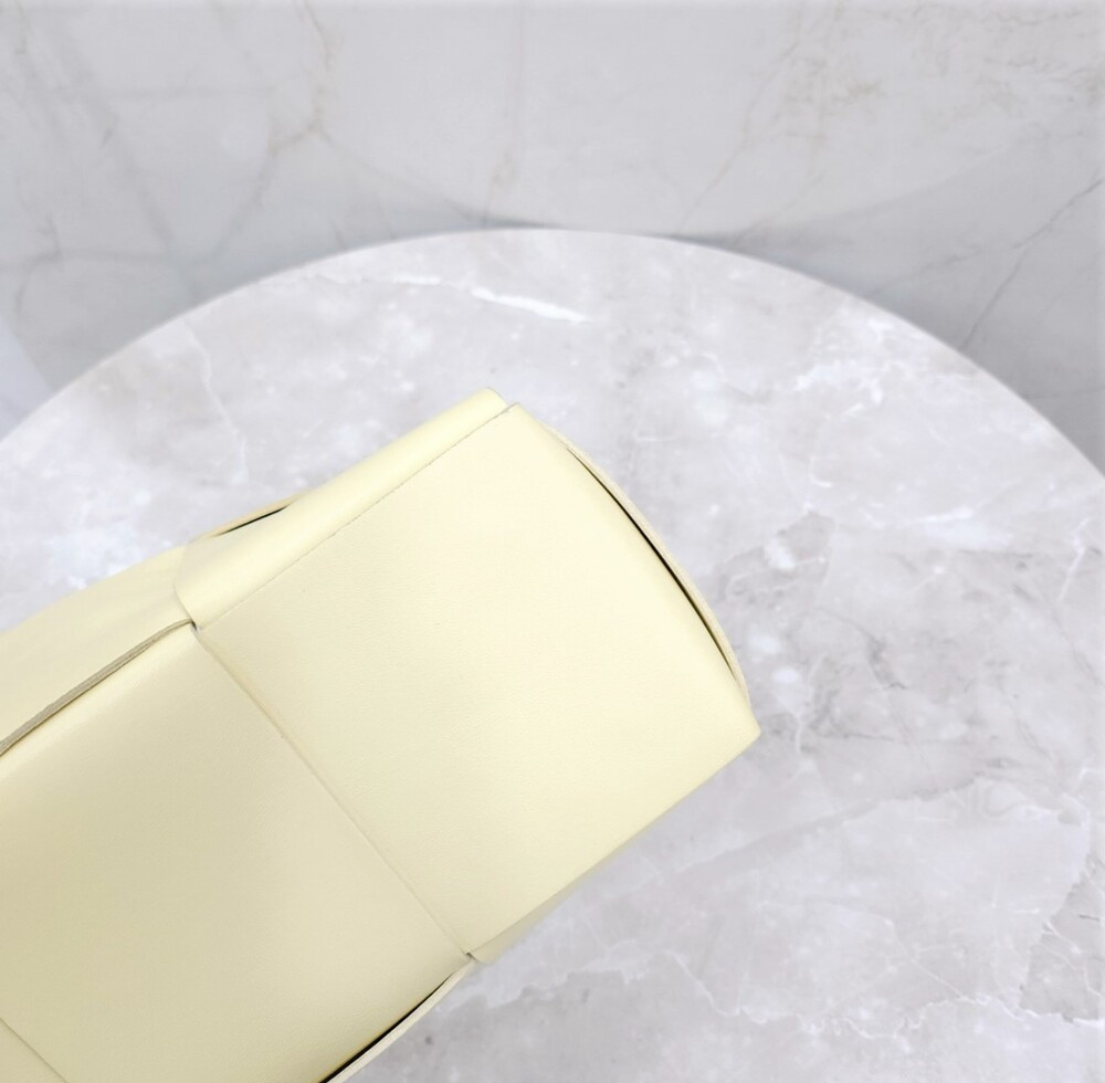 [럭스유] 보테가베네타 인트레치아토 미디엄 아르코 토트백