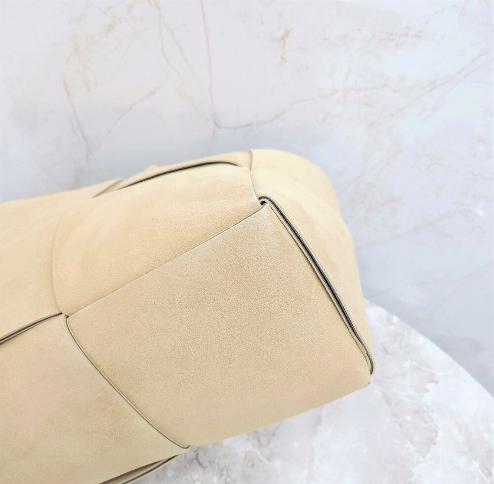 [럭스유] 보테가베네타 스웨이드 아르코 미디엄 토트백 609175