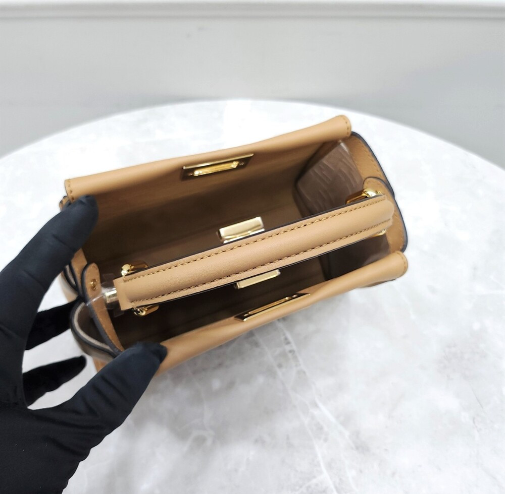 [럭스유] 펜디 미니 피카부 레더 백