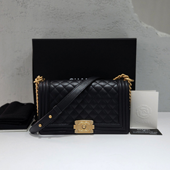 샤넬 캐비어 보이백 미듐 금장 숄더백 30번대 A67086