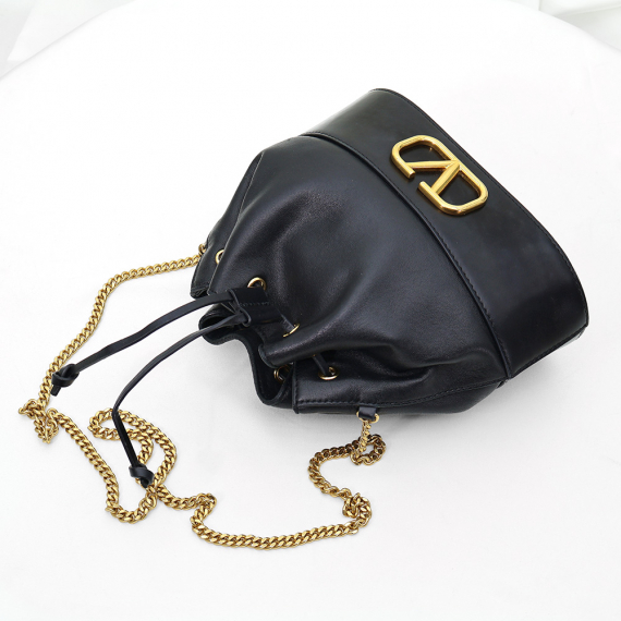 Valentino(발렌티노) VW0P0T83HPF 블랙 레더 금장 로고 버킷 숄더백