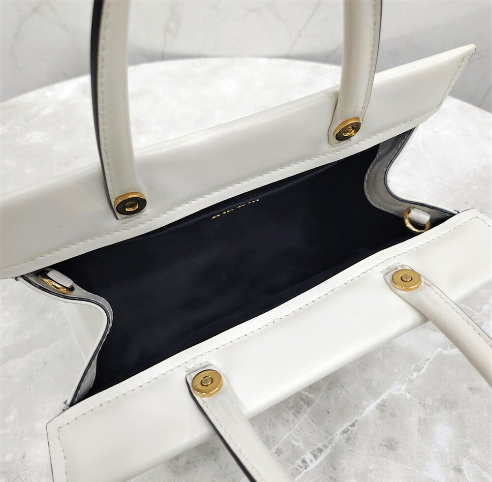 [럭스유] 미우미우 화이트 엠보스드 로고 토트 숄더백 5BA243