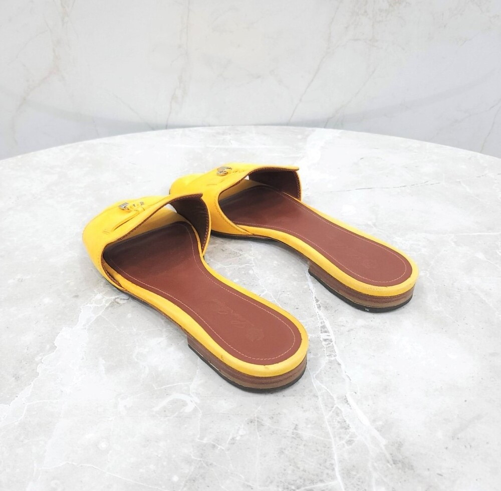 [럭스유] 36.5 / 로로피아나 옐로우 참스 썸머워크 스웨이드 뮬 슬리퍼