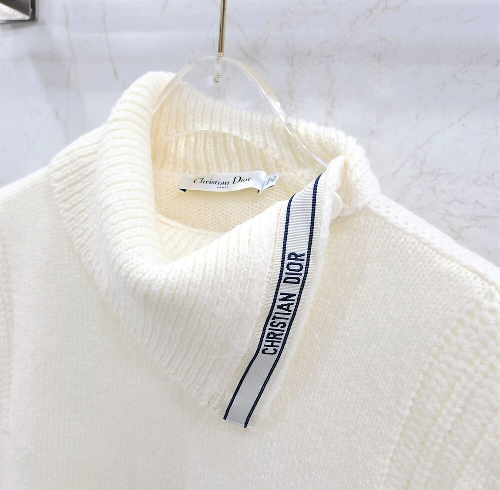 [럭스유] (새상품) 34 / 디올 스탠드 칼라 슬리브리스 스웨터 에크루 444S25AM312