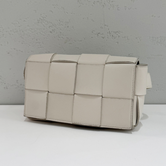 보테가베네타 미니 레더 카세트백 화이트 651053