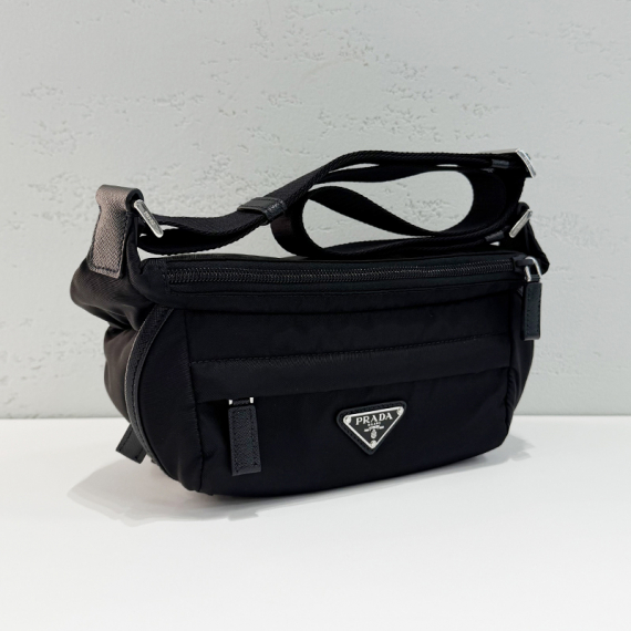 프라다 바이커백 스몰 리나일론 사피아노 크로스백 25년 제품 2VH171