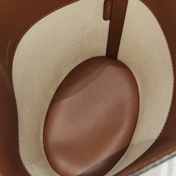 버버리 스몰 투톤 포켓 버킷 숄더백 80462421