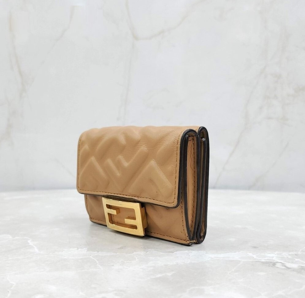 [럭스유] 펜디 바게트 마이크로 나파 트리폴드 지갑 8M0395