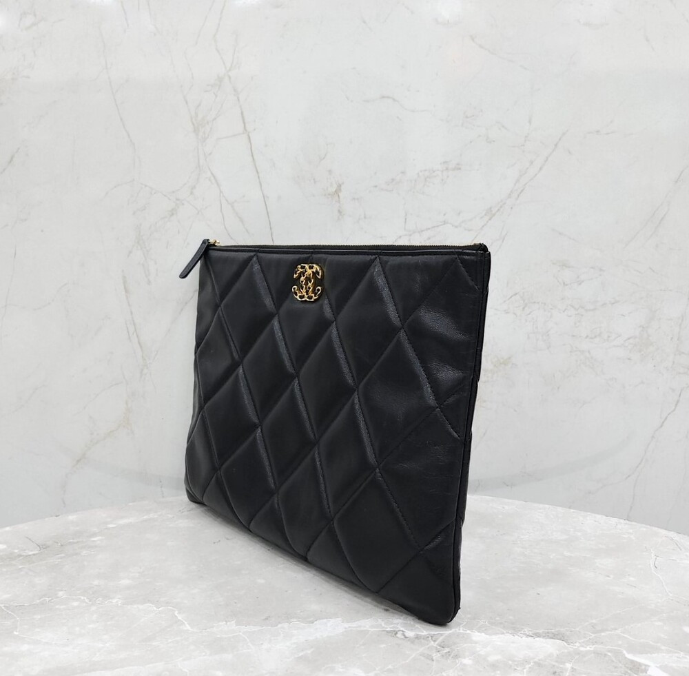 [럭스유] 샤넬 19 클러치 미디움 블랙 금장 AP0952