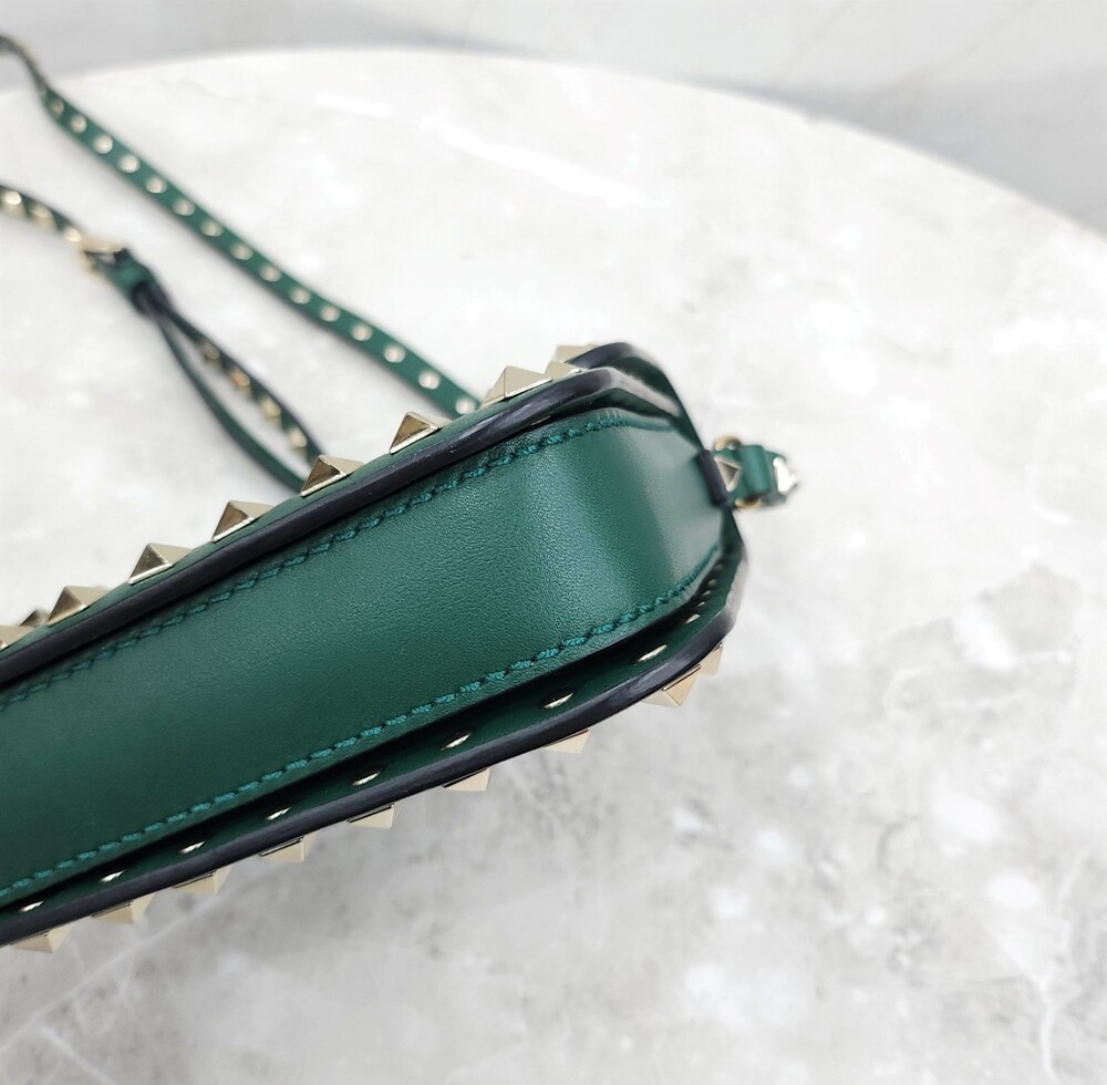 [럭스유] 발렌티노 그린 락스터드 크로스백