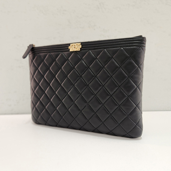 샤넬 램스킨 금장 보이 클러치 미듐 21번대 A84406