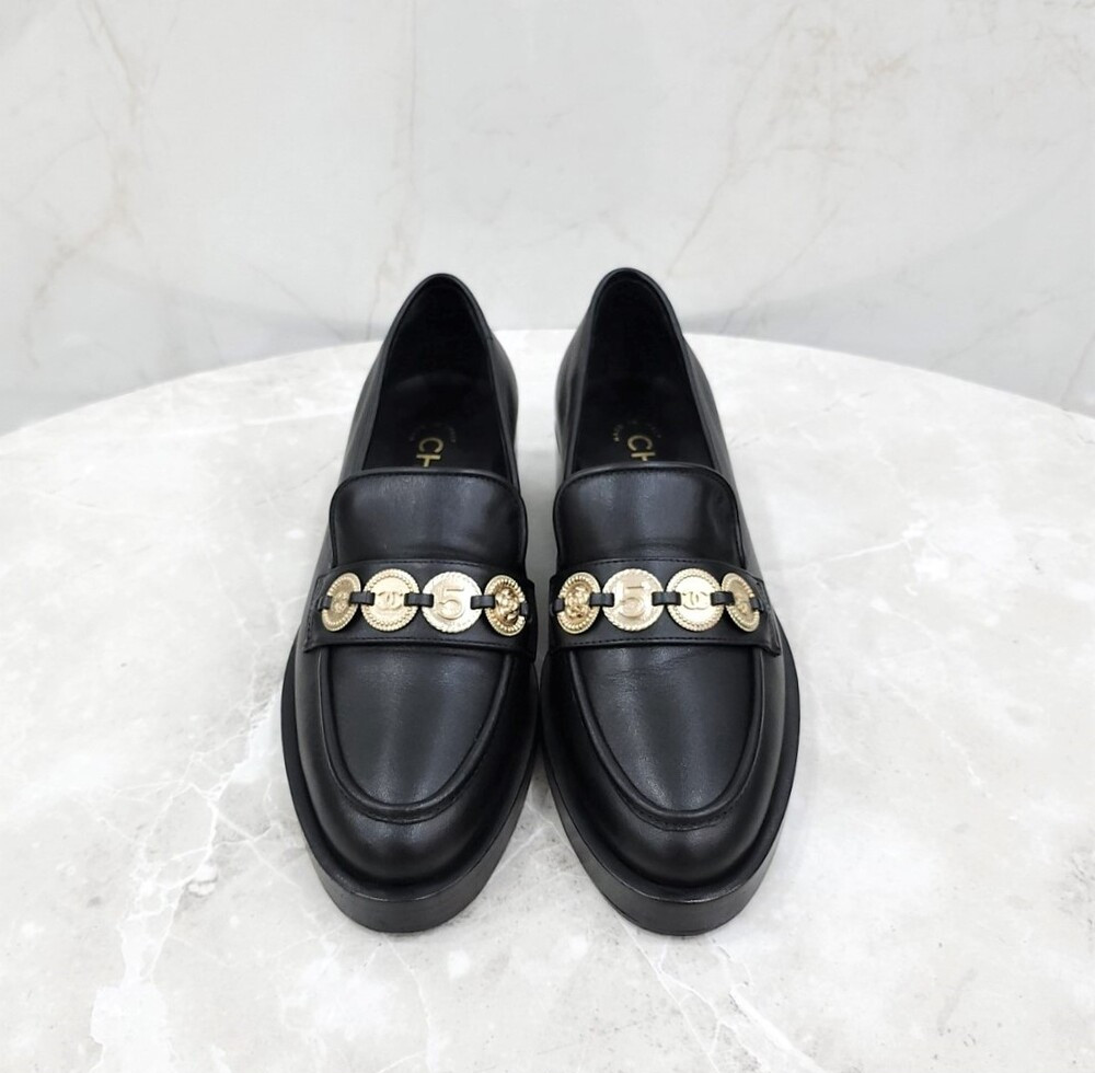 [럭스유] 35.5 / 샤넬 메달리온 코인 레더 로퍼